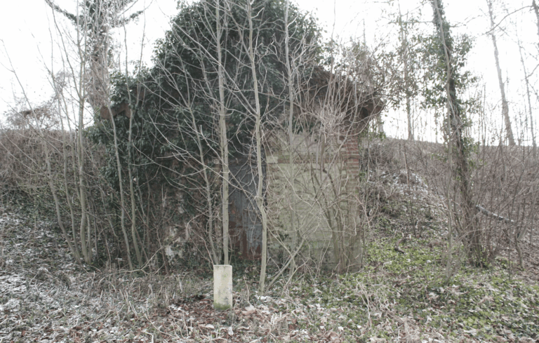 Avant le passage de creavert51 pour la remise en état d'un local électrique