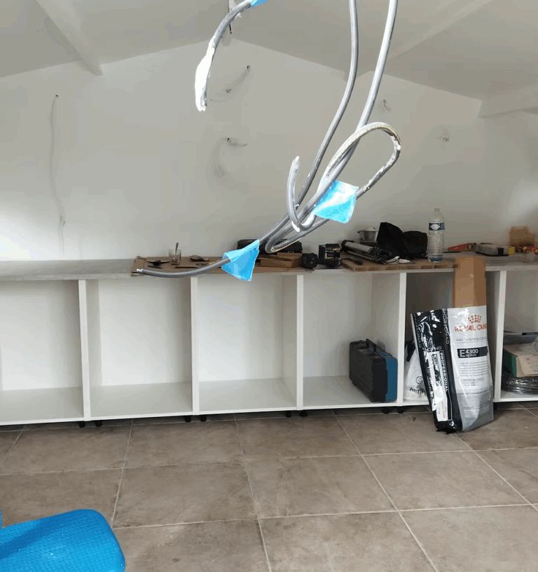 Montage de meuble en bois dans une dépendance