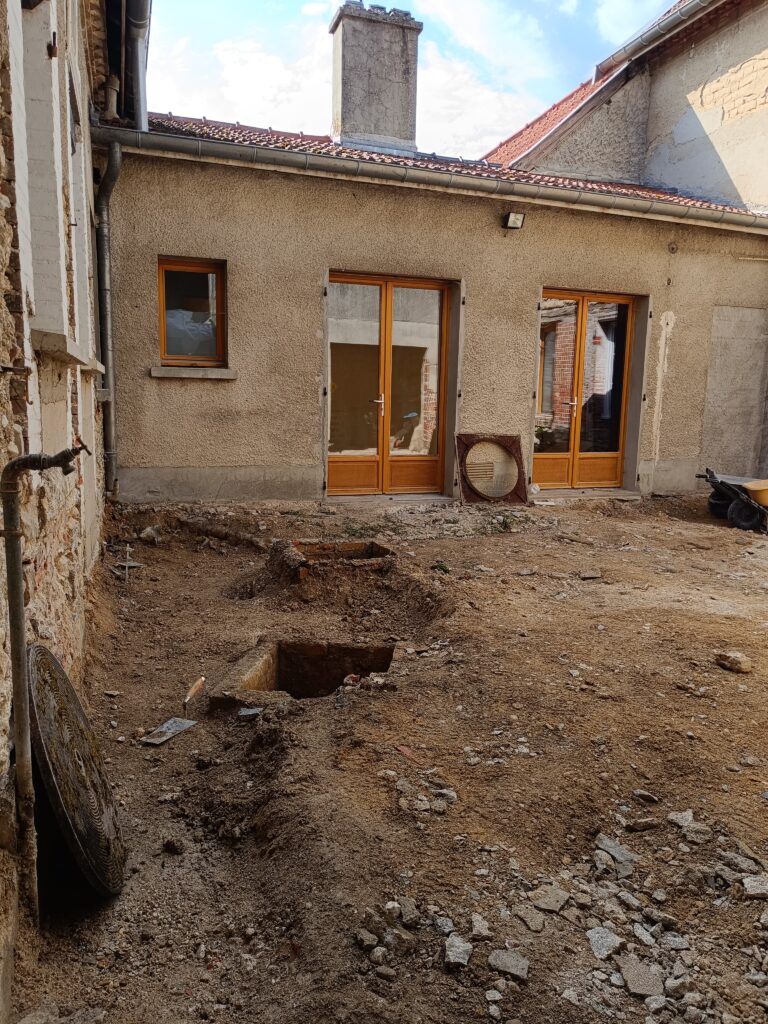 Démolition et évacuation des anciens sols en cour intérieure