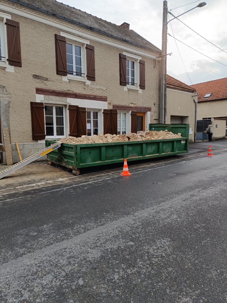 Démolition et évacuation des anciens sols en cour intérieure