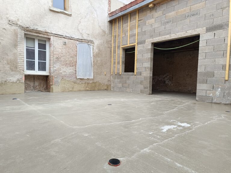 Application d’un hydrofuge sur dallage extérieur Bali Opus Antico