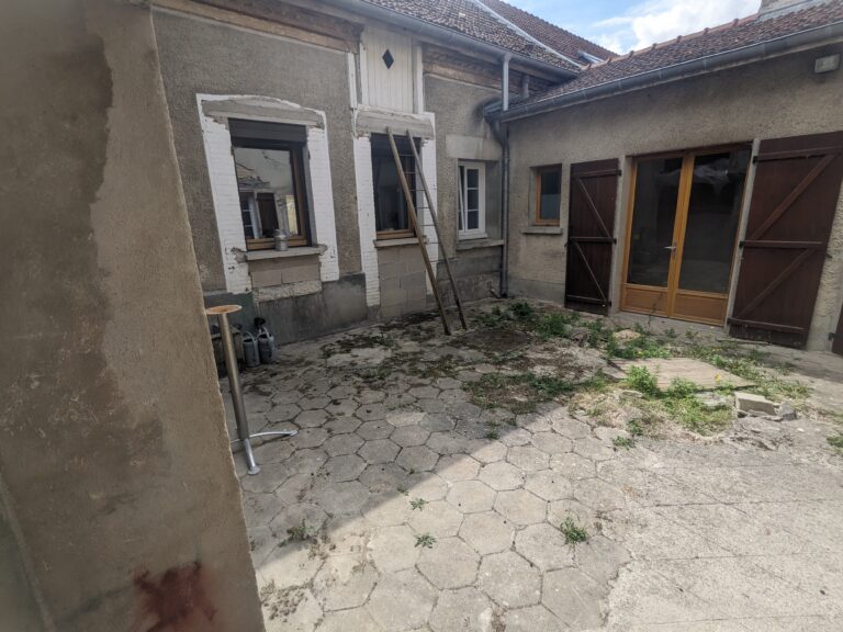 Avant le passage de Créa vert 51 pour la rénovation d'un cour interieur