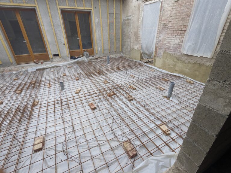 Pose de treillis soudé et préparation d’une dalle béton